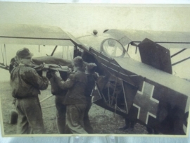 Original Luftwaffe Photo of a wounded transport plane.Originele foto DDR Militair archief en Oberkommando der Wehrmacht.Gewonden transport