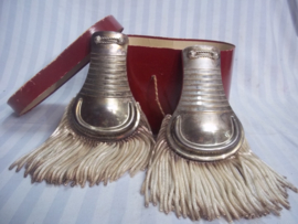 Italian epaulets used by the carrabinierie. 1900- 1990. Italiaanse schouder epauletten zilverkleurig in doos. voor seremonieel nog gebruikt, maar gedragen vanaf 1900.
