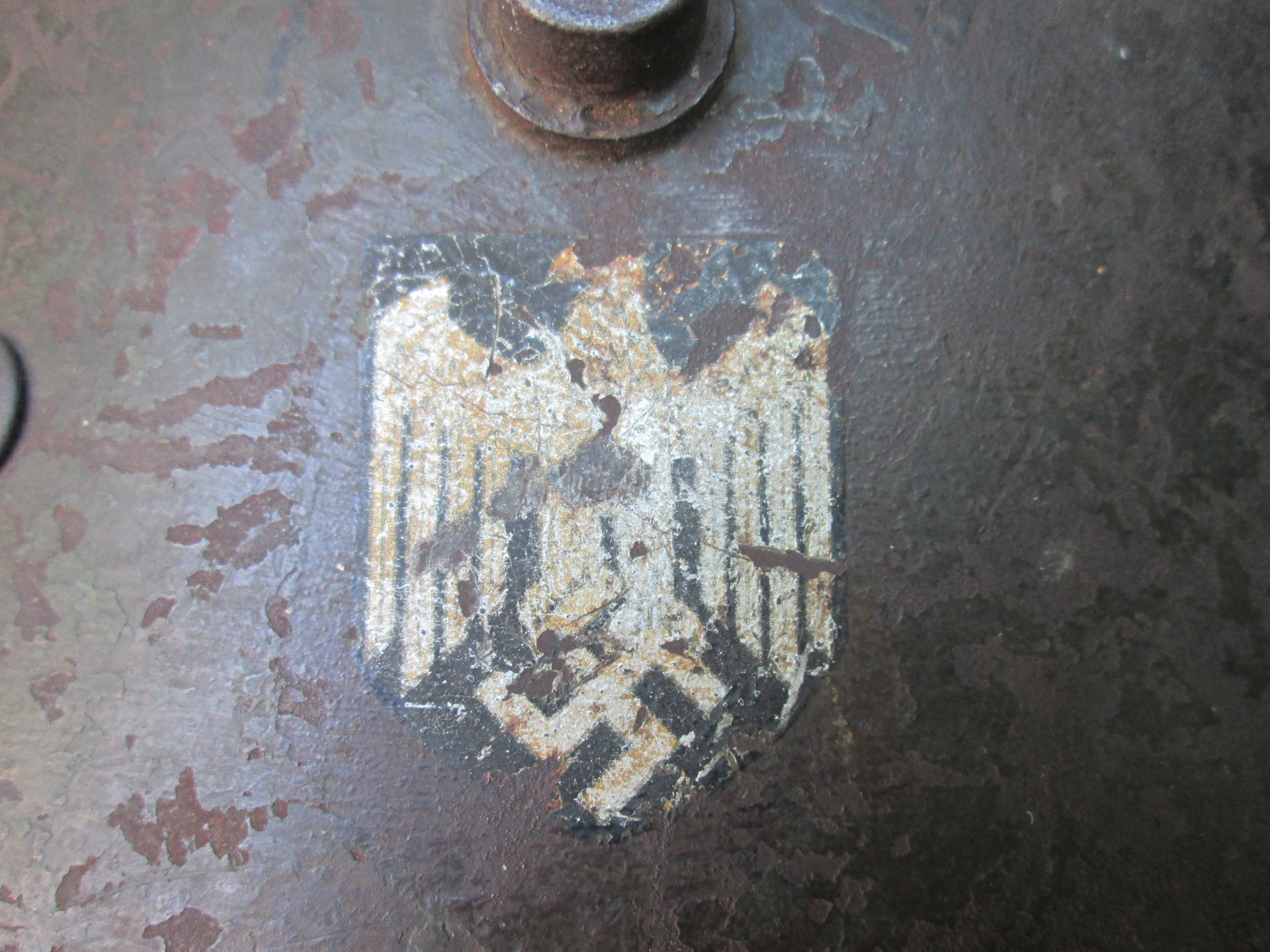 Very rare German Double decal helmet model 1916 with M-1930 innerliner. Duitse dubbele decal Wehrmacht helm M-1916 met origineel M-1930 binnenwerk, zeer bijzonder. mooi herbruikte helm door de Reichswehr, daarna Wehrmacht, zeldzaam stuk.