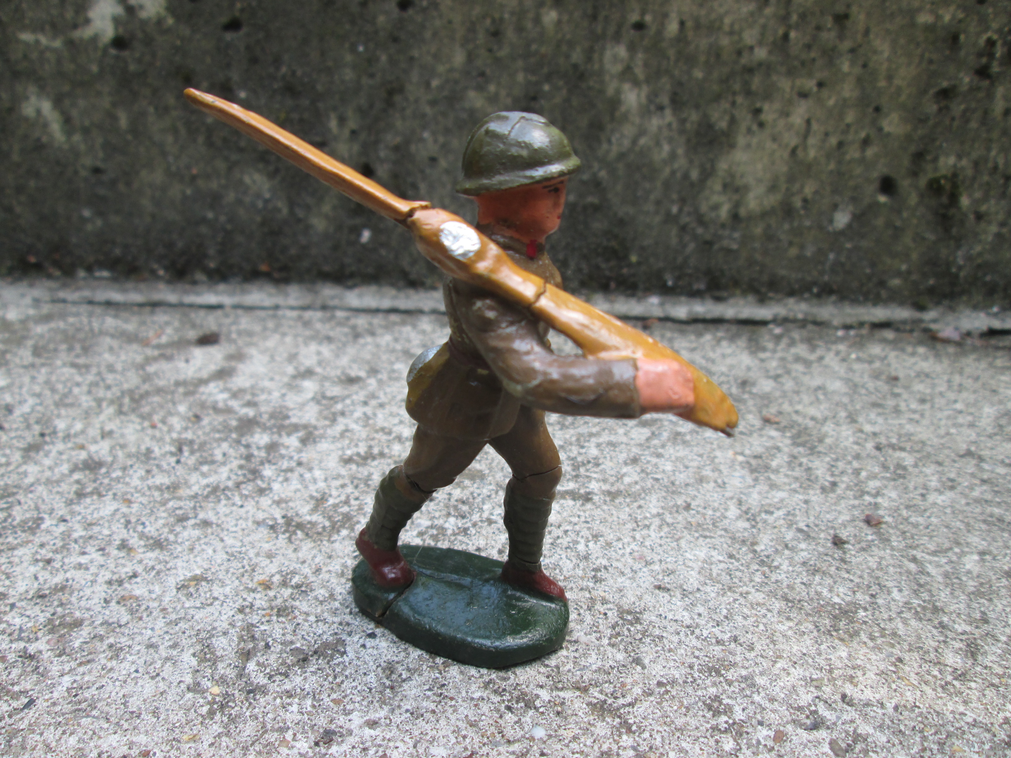 CLAIRON, made in Belgium, Belgium soldier with airplane propellor, moving arm. Belgische soldaat met propellor, bewegende arm. bijzonder stuk.