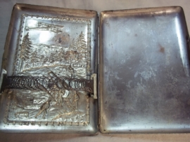 German cigaretcase, artillery Duitse sigarettenkoker, met afweergeschut en Duits vliegtuig zeer apart, ges.gesch gemarkeerd. leuke voorstelling