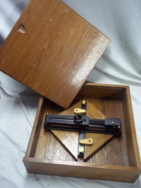 Nederlands richtmiddel in houten kist van de koninklijke marine. Gunsight in wooden box of the Dutch Navy