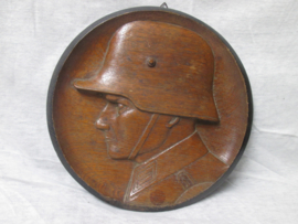 Houten wandbord, handgemaakt, diameter 22cm, een soldaat met Duitse staalhelm 1916, en op zijn epaulet nummer 1. zeer decoratief en professioneel gemaakt. dit zijn vrij moeilijk te vinden items.