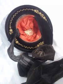 Austrian traditional hat in case. Oostenrijkse traditionele hoed uit Tirol Kitzbuhel. zeer decoratief. Oostenrijkse FOLKLORE