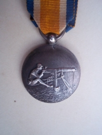 Very rare miniature medal soldier with Maxim MG.Schwarzlozer.Miniatuur medaille van de Haagse Burgerwacht 1927 Vaardigheid. Bijzonder is de afgebeelde Machinegeweer, die de HBW niet had.