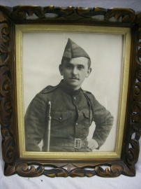 Photograph of a belgium soldier in frame, has never been out. Foto Belgische soldaat.