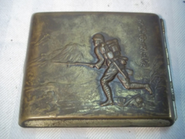 Japanese cigarette case very rare, Sigaretten koker met Japanse soldaat en aan de achterkant andere Japanse afbeeldingen zeer apart.