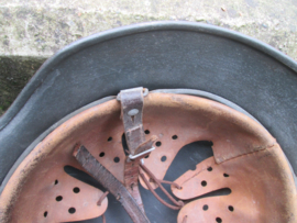 German helmet M40 with Wehrmacht decal.  Duitse helm zandgeverfd met Wehrmacht decal maat ET64. kinriem helaas gebroken binnenhelm in perfecte staat zeer nette en keurige helm.