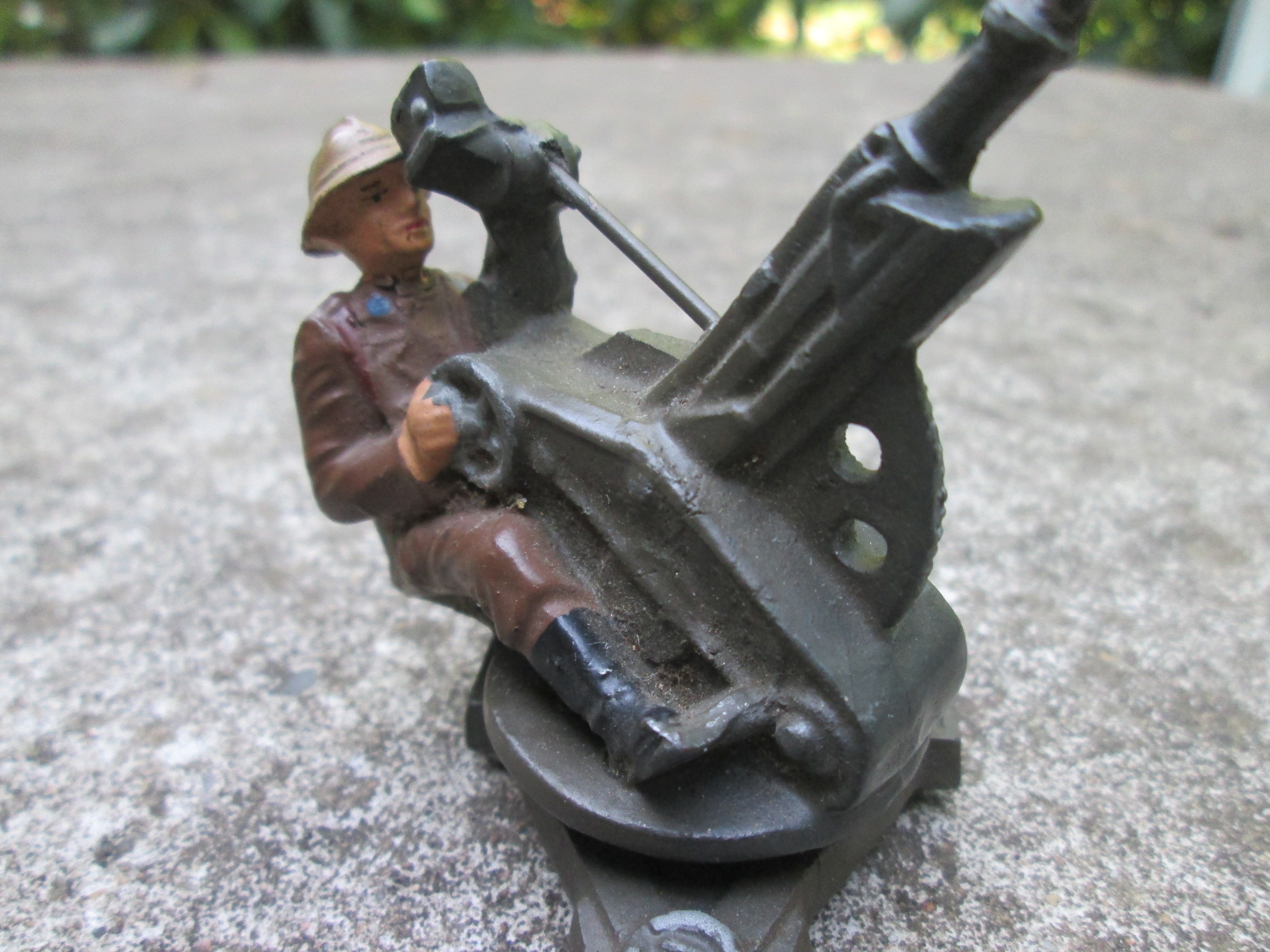 Very rare LINEOL soldier anti- aircraft gunner. Belgisch speelgoed soldaatje met luchtafweer, model draait. Zeer zeldzaam stuk, bijna mint staat.