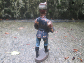 ELASTOLIN 10 cm. Dutch soldier. Nederlandse soldaat met schako en fluit antiek speelgoed bespeeld.