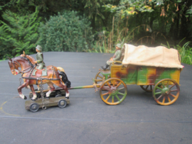 Tippco tin wagon with 2 horses and German soldiers. Blikken huifkar met paarden en 2 Duitse soldaten.