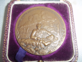 French medal in case. Franse penning in doosje 5cm doorsnede. UNION DES ANCIENS COMBATTANTS DE LA  PREFECTURE DE POLICE. Uitgereikt in 1934, medaille is op naam