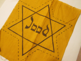 100% originele jodenster uit een inboedel. Deze wprd absoluut niet verkocht, wij handelen niet in dit soort zaken. wel vind ik het mooi dat ik zo een ding mag bezitten.