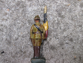 DURSO Belgium soldier with flag. Belgische soldaat met vlag zeer goede staat mooi figuur.
