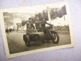 2 Photographs German soldiers on a motor. 2 Foto´s met Duitse soldaten op een motor