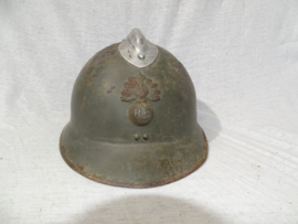 French helmet M-1926 with infantry badge first pattern. Franse helm model 1926 met infanterieembleem, 1e model in een mooi gebruikte staat met binnenwerk.