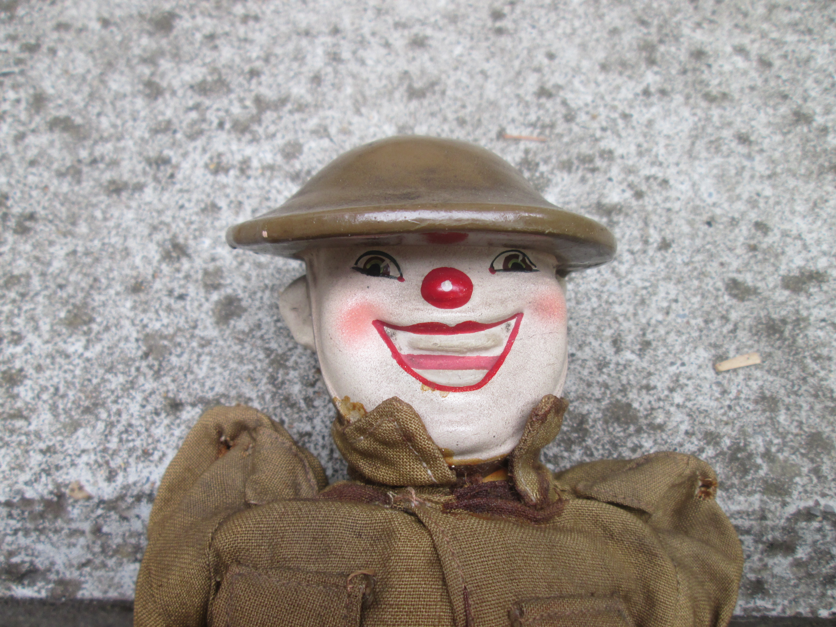 British soldier as play dol with funny face, very rare piece. Engelse soldaat als pop met clownesk gezicht met helm kop is van steen zeer bijzonder bevrijdings item zeldzaam