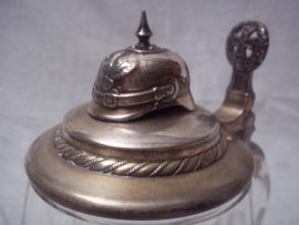 Duitse kristallen bierpul, met bewerking. voorzien van een deksel met daarop een pickelhaube in groot formaat 3 bij 5 cm. mooie zilvergloed. desel is gemerkt, bierpul is in een complete en originele staat TOP stuk.