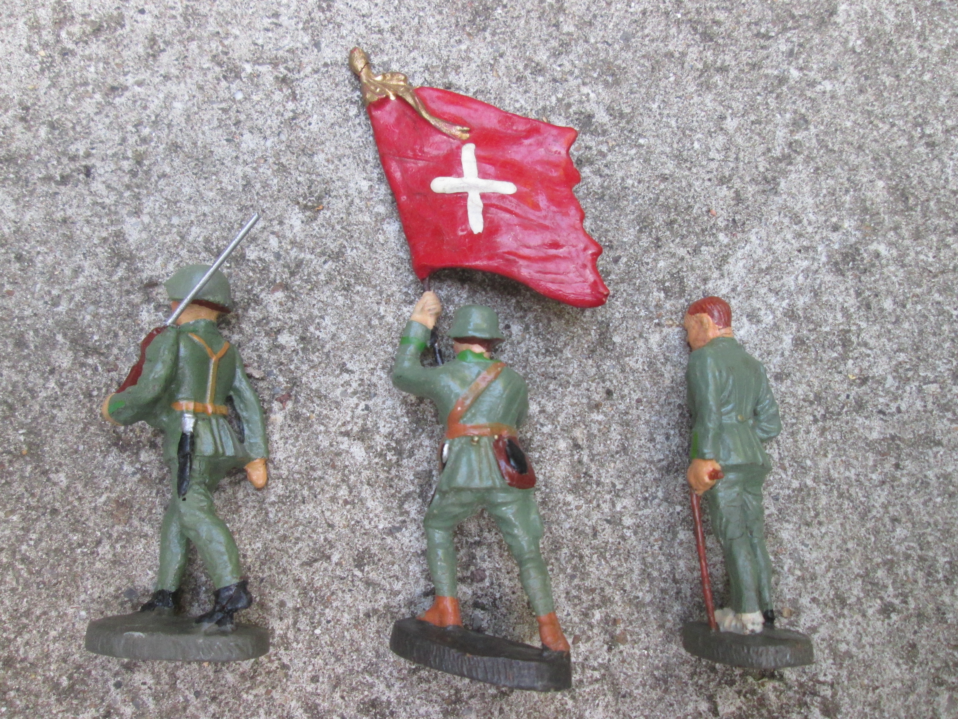 ELASTOLIN 3 Swiss soldiers older type. Zwitserse soldaten 3 stuks oud model uniform decoratief