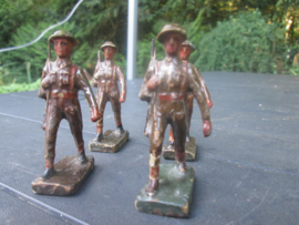 DURSO 4 British soldiers marching. 4 marcherende Engelse soldaten.