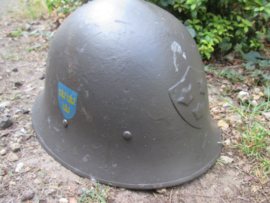 Swedish helmet M 21 (18). with liner double decal, front badge. Zweedse helm 1921 met decals en helm embleem.