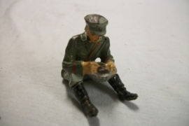 German soldier eating. Duits speelgoed soldaatje eet uit messtin
