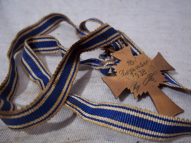 German mother- cross Duits moederkruis in brons, met het originele lange lint, helaas kleine emaille schade. nette staat.