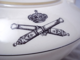 Theepot, met het embleem van de Nederlandse Veldartillerie.