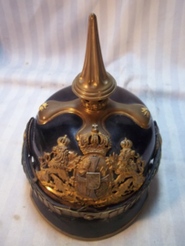 Pickelhaube reserve officier Bayern, zeer goede staat, vuurverguld, oud model helmembleem, kruisblad en hoge spits.