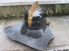 Dutch officers leather fire department helmet. Nederlands leren brandweerhelm, met officiersembleem, zeer nette staat jaren 40/50.