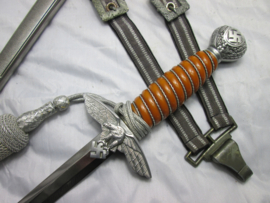 German Air Force dagger 2nd pattern complete Orginal Eichorn. Duitse ponjaard, sierdolk van de Luftwaffe met troddel en drager DRGM gemerkt met oranje handvat, zeer nette staat, naam eigenaar erin gekrast.