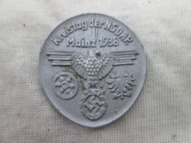 German tinnie, rally badge, Duitse tinnie Kreistag der NSDAP Mainz 1938, without pin. Kreistag tinnie Mainz mooi gemarkeerd zonder speld.