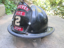 USA firebrigade helmet, used condition damaged . Amerikaanse brandweerhelm gebruikte staat met scheur aan de achterkant, niet hinderlijk, maar toch. leuke typische brandweerhelm. op naam.