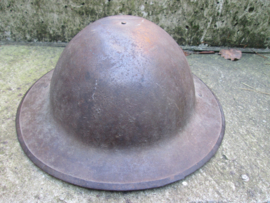 British brodie helmet 2nd pattern, nicely marked, with the red brodie helmet stamp maker is FS-160. Engelse helm WO1 nog in de originele kleur, worden steeds moeilijker te vinden in deze staat en zijn nu redelijk zeldzaam.