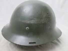 Dutch helmet model 1920- 1923. Nederlandse helm met CM stempel Centraal Magazijn 1929. en etiket 3e Regiment Genie troepen 1939 met persoonlijk nummer, helm is niet magnetisch Zeldzaam TOP stuk.