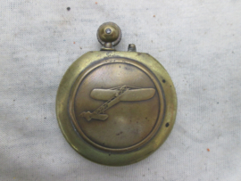Trench lighter with aeroplane and airship. Loopgravenaansteker met afbeelding van een vliegtuig en een zepplin.