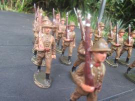 18 Marching Belgium soldiers 18 marcherende Belgische soldaten goede staat.