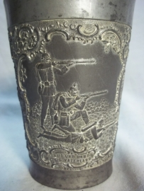 German pewter shooting price. Duits tinnen beker, met militaire afbeeldingen.