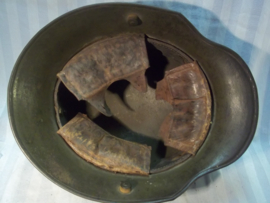 German helmet M16 with red colours camouflage, very rare with original chinstrap. Duitse helm M16 perfekte staat met camouflage vlekken 100% origineel, TOP staat helm met perfekt binnenwerk en 100% originele kleur.met origineel kinbandje