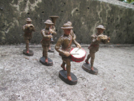ELASTOLIN  6 British soldiers playing music. 6 Engelse soldaten drumband ongemarkt,