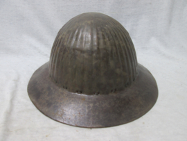 Portugese helmet M-1916, also used by English officers, because of its weight. Portugeese helm model 1916 eerste model. ook gedragen door Engelse officieren, vanwege het gewicht. New innerliner, Nieuwe binnenwerk.