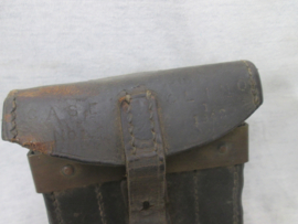 British army leather pouch for the clinometer of the 25 pounder canon nicely marked and dated 1942. Leren tasje Engels voor het 25 pounder kanon met de koperen beugels.