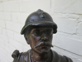 Statue of a French World War 1 soldier. very impressive.  Frans beeld, Le Poilu. Verdun, on ne passe pas. hoogte 64 cm. gesigneerd.