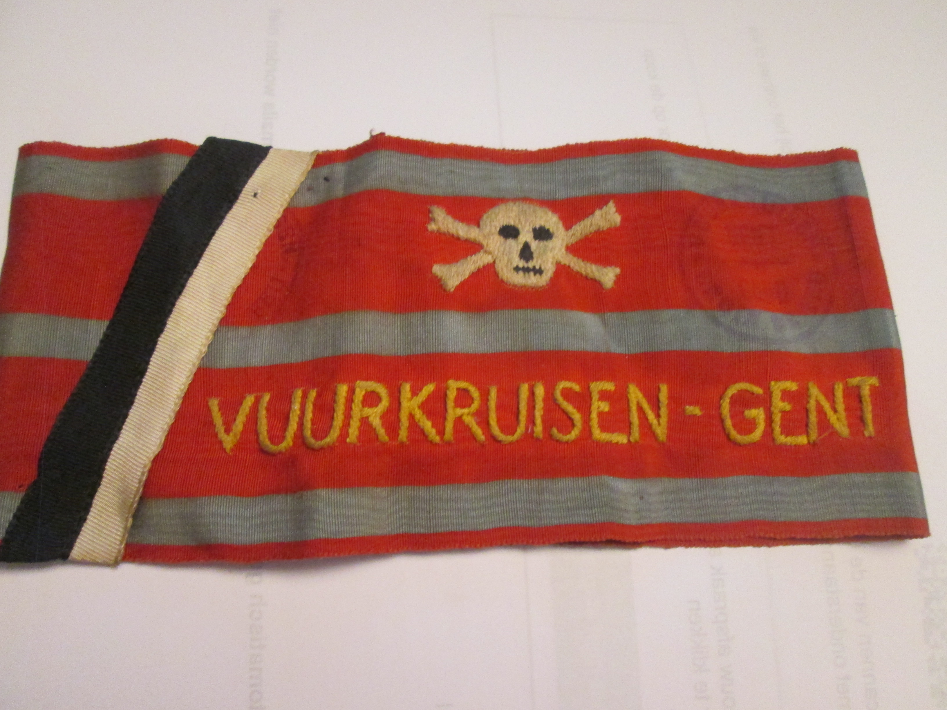 Belgium bracelet worn by World War 1 vetrans. Belgische armband welke gedragen werd door oud- strijders, veteranen uit WO 1 en met name de VUURKRUISERS, afkomstig uit Gent, mooi gestempeld, decoratief item, zeldzaam.