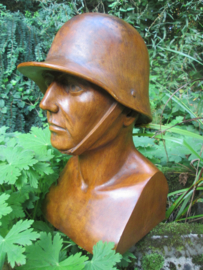 Wooden statue German soldier with steelhelmet 45 cm high. Houten buste van een Duitse soldaat. beeld voor de Staalhelmbund.