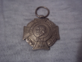 Nederlandse medaille, VOOR KRIJGSVERRICHTINGEN, klein model 2,5 cm. medaille is bol van vorm.