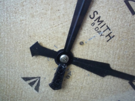 Bakkelieten klok met Broad-arrow  /I\. Smith 8 dagen uurwerk in bakkelieten kast jaren 30-40 klok loopt niet lang enkel enige minuten. zeer decoratief en apart.