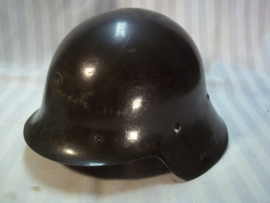 Spanish helmet model 1926, used in the civil war 1936. Spaanse helm model 1926, gebruikt in de Spaanse burgeroorlog 1936. voorzien van de Spaanse adelaar voorop de helm oud type helmembleem perfekte staat.