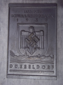 German sporting plaque in case. Duitse penning in doos.6 bij 8,5 cm. Deutsche Schwimmmeisterschaften 1937 Düsseldorf. Zweite in der Staffelmeisterschaft 3 x 100m.  Kraulschwimmen. deksel van doosje is los.