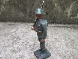 DURSO Dutch soldier on guard. Nederlandse soldaat op wacht / schildwacht, zie je niet zo vaak, nette staat.